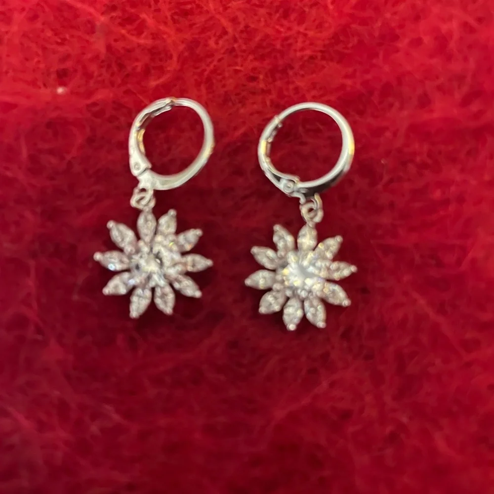 ASHLYN AVENUE SYMPHONY THEA FLORAL DROP LEVER BACK EARRINGS 18KT GOLD PLATED